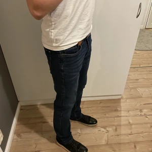 Mörkblå Jeans - Mörkblå jeans från Stooker. Skick 9/10. Storlek 32/32. Pris 219kr.