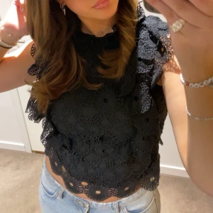 Topp  - Super fin volang topp i ett spets mönster. Har dragkedja baktill och är i storlek S/M💓