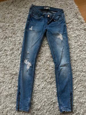 Jeans  - Jeans från Gina Tricot märke Kristen.  Storlek 26/30.