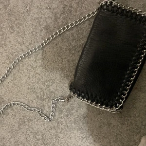 Tiamo väska - Jättesnygg tiamo väska💘💘skitbra skick bara lite rostig dock, se bild 3🩷🩷 Nypris 500, säljer för 150! Minsta storleken