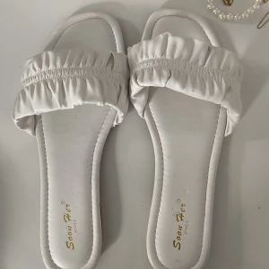 Tofflor med klack - Tofflor använda 1 gång. Jättefina och sköna men kommer inte till användning. Storlek 39 men jag har 38 och det funkar också jättebra!