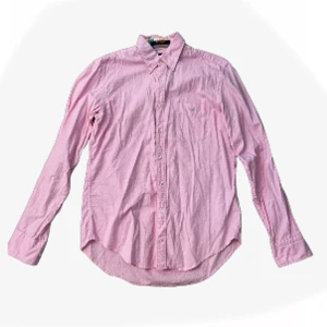 Fin rosa skjorta - Denna är en gammal skjorta, så är osäker på hur mycket den har används. Har inga tydliga tecken på användning. Är ostruken på bilderna. Skriv om ni har frågor! :)