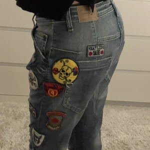 Please jeans  - Ett par please jeans i storlek medium. Aldrig använda. Köparen står för frakten.  Jag är 167cm