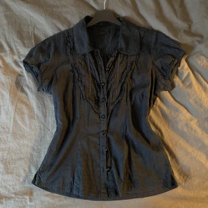 Blus - Svart prickig blus med knappar och söta detaljer 