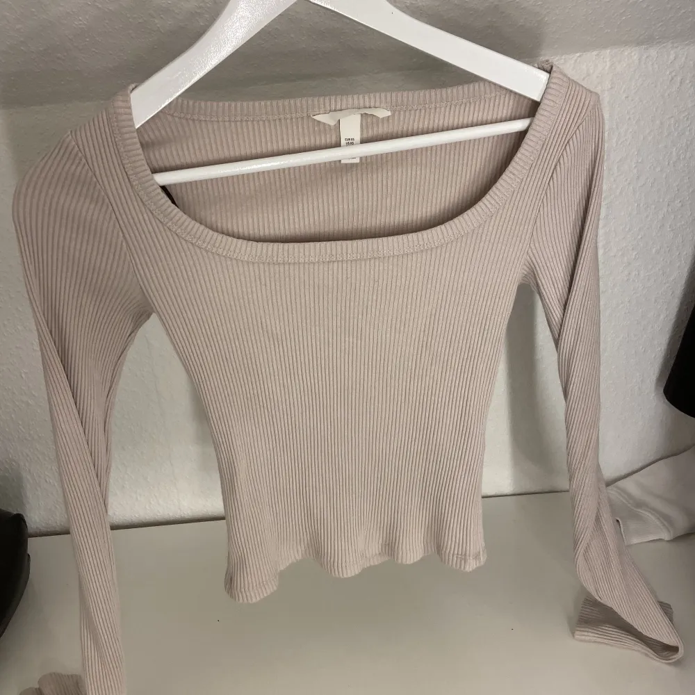 Ribbad biege/rosa tröja från H&M i storlek xs . Tröjor & Koftor.