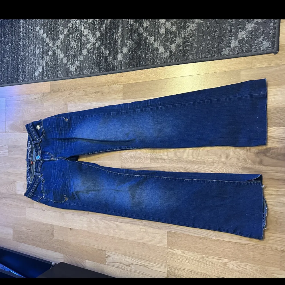 Säljer dessa super ikoniska jeansen somt tyvärr inte passar mig. Midjemått 35cm innerbenslägnd 74cm . Jeans & Byxor.