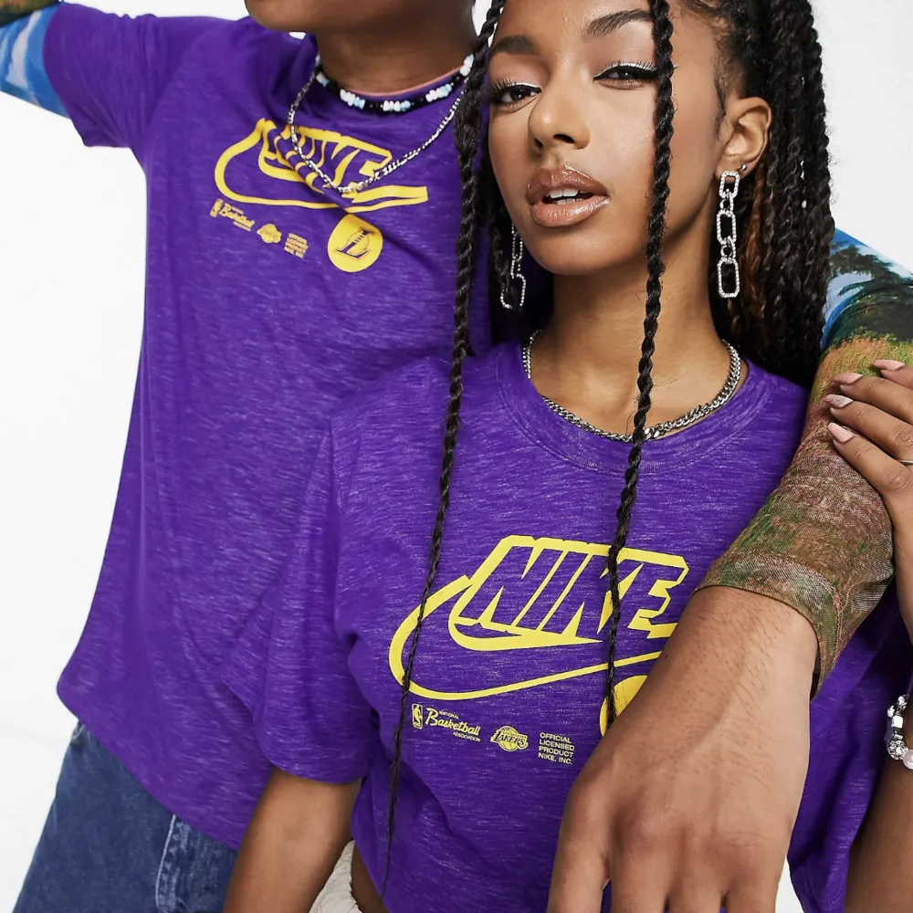 Nike X Lakers t-shirt i storlek M. Endast använd några få gånger. . T-shirts.