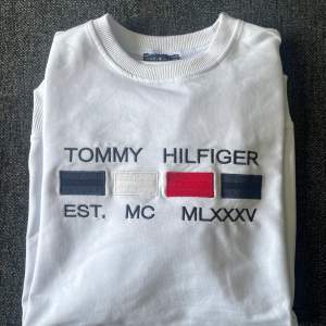 Snygg Tommy Hilfiger tröja som endast testats 1 gång. Sitter lite tightare🙌