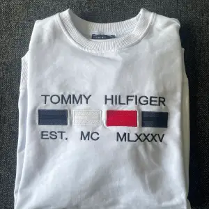 Snygg Tommy Hilfiger tröja som endast testats 1 gång. Sitter lite tightare🙌