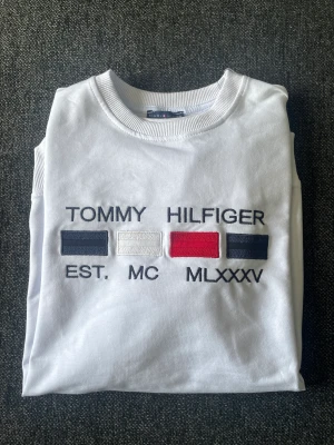 Tommy Hilfiger Tröja - Snygg Tommy Hilfiger tröja som endast testats 1 gång. Sitter lite tightare🙌