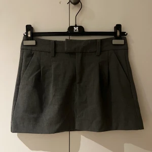 Grå minikjol - Grå minkjol från Berskha. I superfint skick men tyvärr för liten för mig.