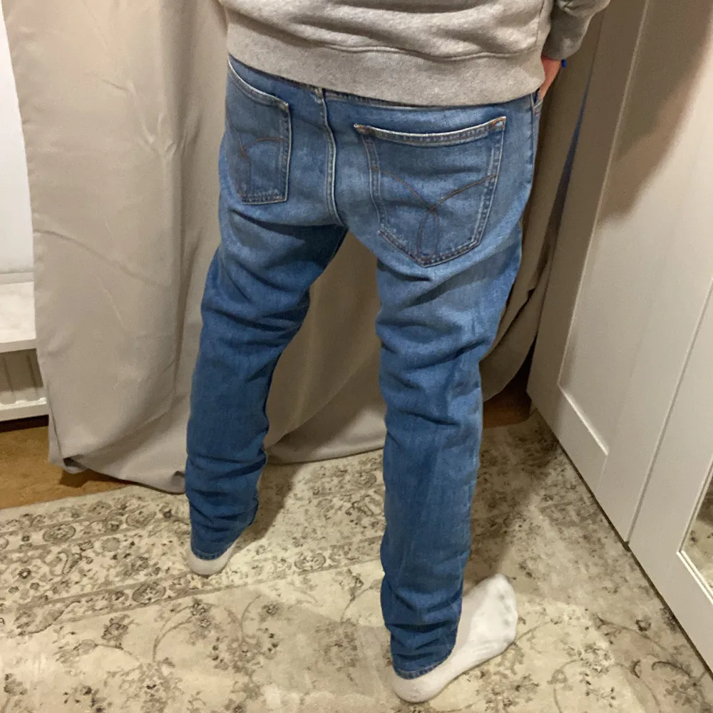 Tja! Säljer de här as snygga Calvin Klein Jeans som är i topp skick! 9,5/10 har bara använt i få tillfällen! Skriv till mig för fler bilder, pris kan diskuteras vid snabbaffär! mvh, Alend 😁. Jeans & Byxor.