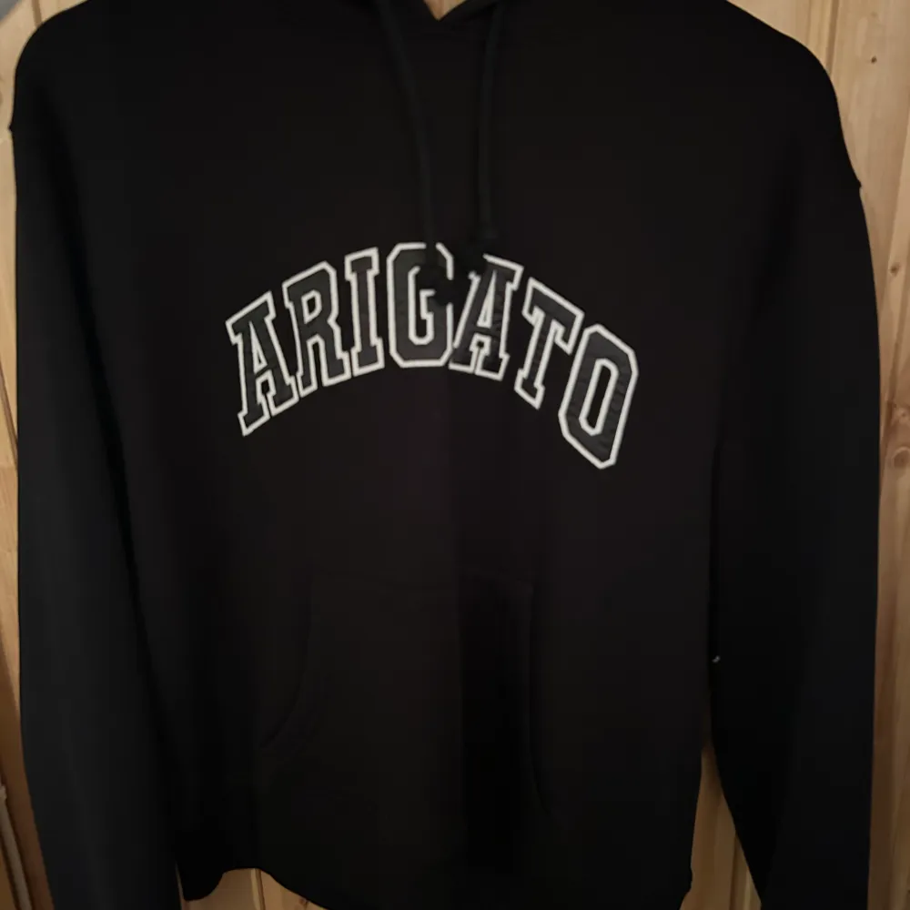 Säljer min snygga Arigato hoodie, passar S och M använd ett väldigt få antal gånger. . Hoodies.