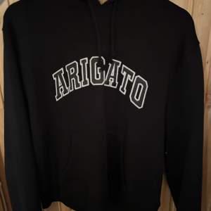 Säljer min snygga Arigato hoodie, passar S och M använd ett väldigt få antal gånger. 