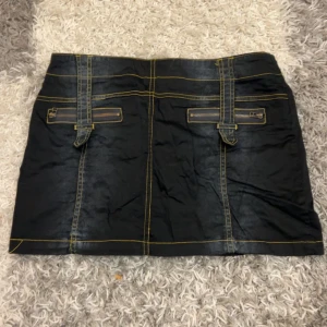 Y2k Kjol - Supersnygg y2k kjol köpt på betona retro som tyvärr inte kommer till användning. Den är i bra skick och passar xs-s. köparen står för frakten💗🥰