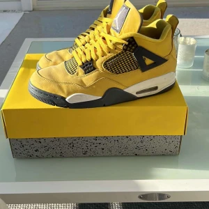 Jordan 4 lightning  - Jordan 4 lightning storlek 45. Säljer för 1500kr. Cond 7/10. Fraktar i hela sverige📦