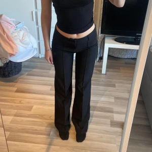 Lågmidjade kostymbyxor  - Lågmidjade kostymbyxor ifrån madlady. Storlek 32 och längd Regular.