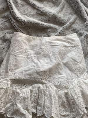 Säljer denna super fina och trendiga vita volang kjol, väldigt efterfrågad typ av kjol, Köpt från Sellpy men original från Hm, Lite småfläckar men ingenting som syns, Dragkedjan kan vara lite krånglig ibland men inte ofta, Sitter supersnyggt på<3