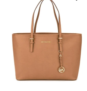 Mikael Kors väska  - i skinn från Michael Michael Kors med justerbara axelremmar, dragkedja upptill, ett inre fack med dragkedja, innerfickor, en innerficka med dragkedja och guldfärgad plakett med logotyp. Färg: brun. Har köpt från Mikael Kors  Material Läder 100%