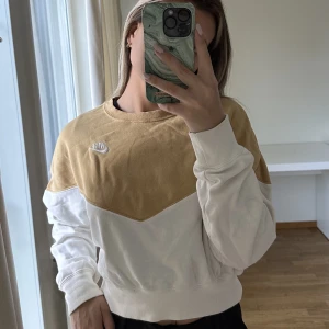 Nike tröja  - Tröja från Nike, ca 4 år gammal. Har inte använts mycket o inte på väldigt länge. Är väldigt fräsch men skulle nog behöva strykas!  
