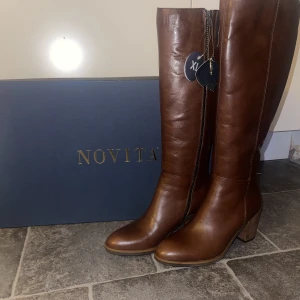 Stövlar  - Höga stövlar i äkta skinn. Ordinarie pris 1495kr. Aldrig använda, blev bortglömda. Kartong och prislapp är kvar. 