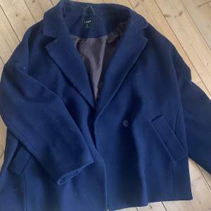 En marinblå kort kappa från Lindex, köpt förra hösten och använd men är som ny. Jättesnygg att ha till halsduk eller så och mysig på vintern. Köpte för 950 och säljer för 500 så ett riktigt kap🙌