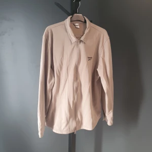 Reebok Allvädersjacka - Reebok Classic CLASSICS - Allvädersjacka - beige  Fleecejacka som använts under en vår och har legat oanvänd sedan dess.