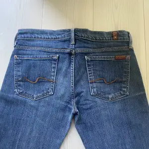 Jätte fina jeans!  Nypris 2700kr  Lågmidjade och raka jeans  Mått  Midja : 40 x 2 cm  Längd från grenen: 79 cm 