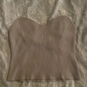 Tub topp - En beige stickad tub topp från H&M. Sitter jätte snyggt