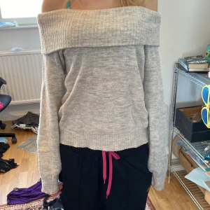 Långärmad off shoulder tröja - Ganska tjock ljusgrå off shoulder tröja, bra skick, oklart vilken storlek men skulle säga att den är S, tröjan är stretchig så kan nog passa M också. Skriv för fler bilder eller om du har frågor!💗