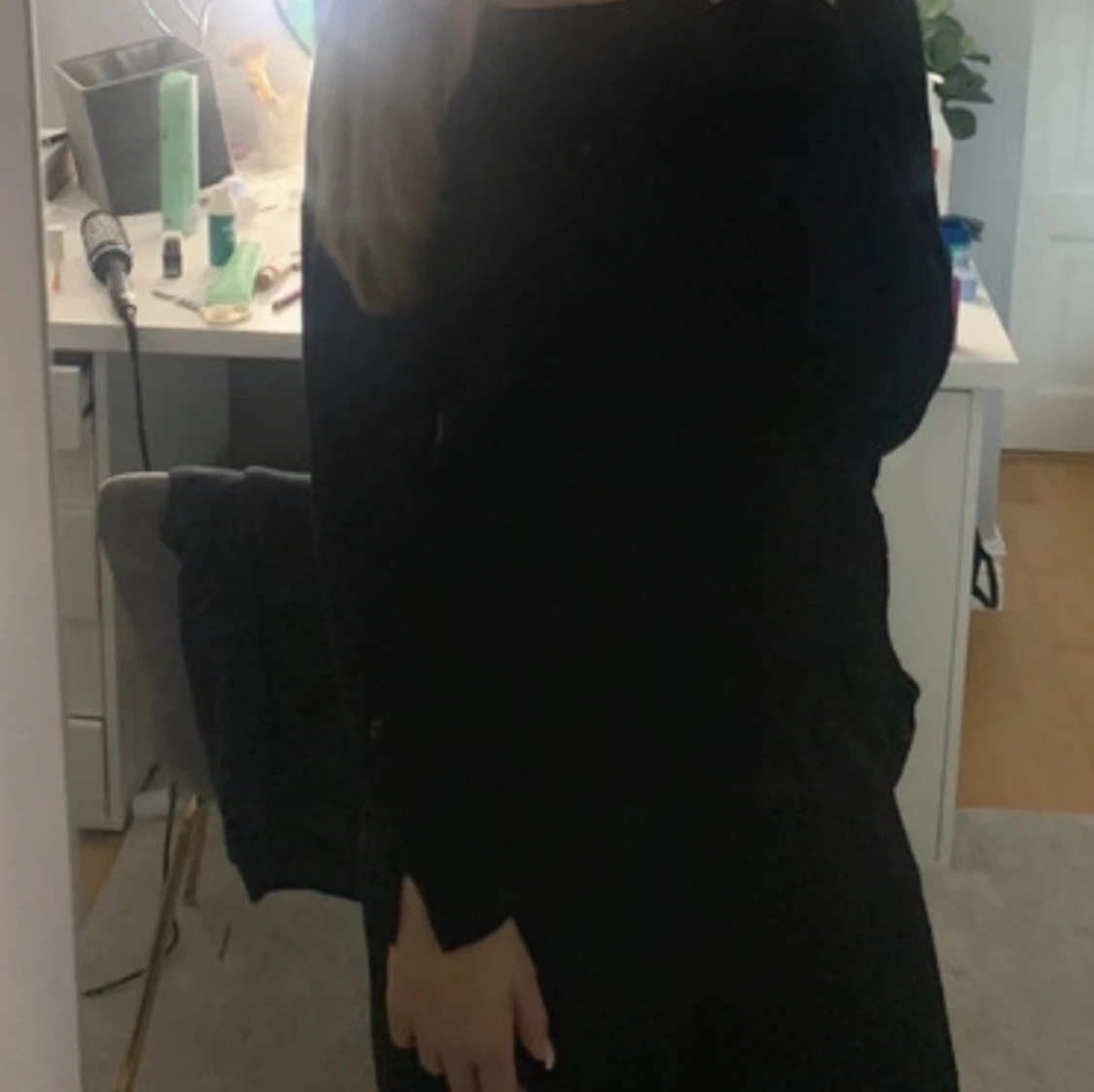 Svart tröja med slits vis armen - 90