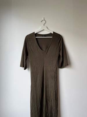 Mjuk och superbekväm klänning från Filippa K. Några fläckar som knappt är märkbaras pga det glansiga materialet (se bilder), därav det låga priset. Storlek XS men passar en S också 