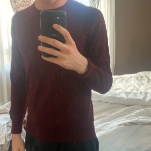 Riley merino ull  - Säljer min Riley sweatshirt. 100% merino ull. Nypris 800.  Säljer då den e för liten (är 186) Storlek M men rekommenderar att ni har storlek S då den är liten.