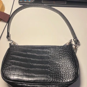 Väska  - Säljer en jätte fin liten axelrems väska från ginatricot. Köpt för 600kr. Har använt tre gånger.