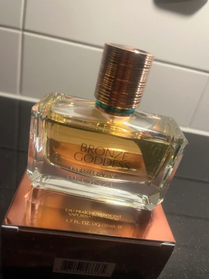 Bronze goddess  - Endast testad, blind buy, men doften passade inte mig. Nypris 700kr