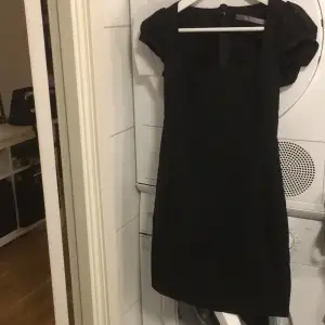 Svart fodral klänning i storlek 36