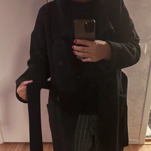 Svart kappa - Perfekt nu när det börjar bli lite mer kyligt väder ute. Kappan är från ZARA