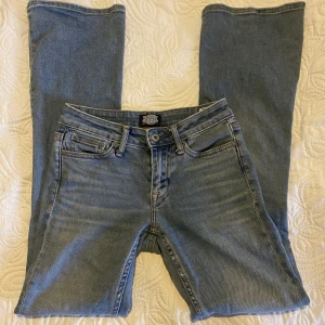 Bootcut jeans - Snygga bootcut jeans från Crocker med låg midja!💕storlek w24, l31 vilket motsvarar ca en xs. Fint skick, använda fåtal gånger! Skriv för fler bilder på mått.