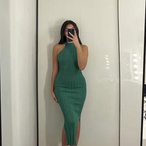 Säljer denna superfina grönglittriga klänning som aldrig kommit till användning, nypris 700.