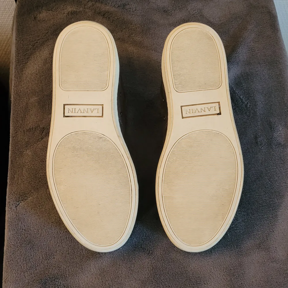 Riktigt feta mörkbruna lanvin skor. Cond 9/10 (Se bild 3) förutom en pytteliten skada vid hälen. Enbart skorna därav det låga priset! . Skor.