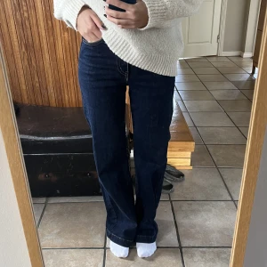 Carin Wester jeans - Säljer super snygga mörkblå jeans från Carin Wester! Bra kvalitet och lite stretchiga🌟