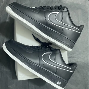 Nike - air force 1 low - Nike - air force 1 low, svart vita, helt ny!  Kan mötas i Malmö/trelleborg området, alternativt fraktar vi även! 