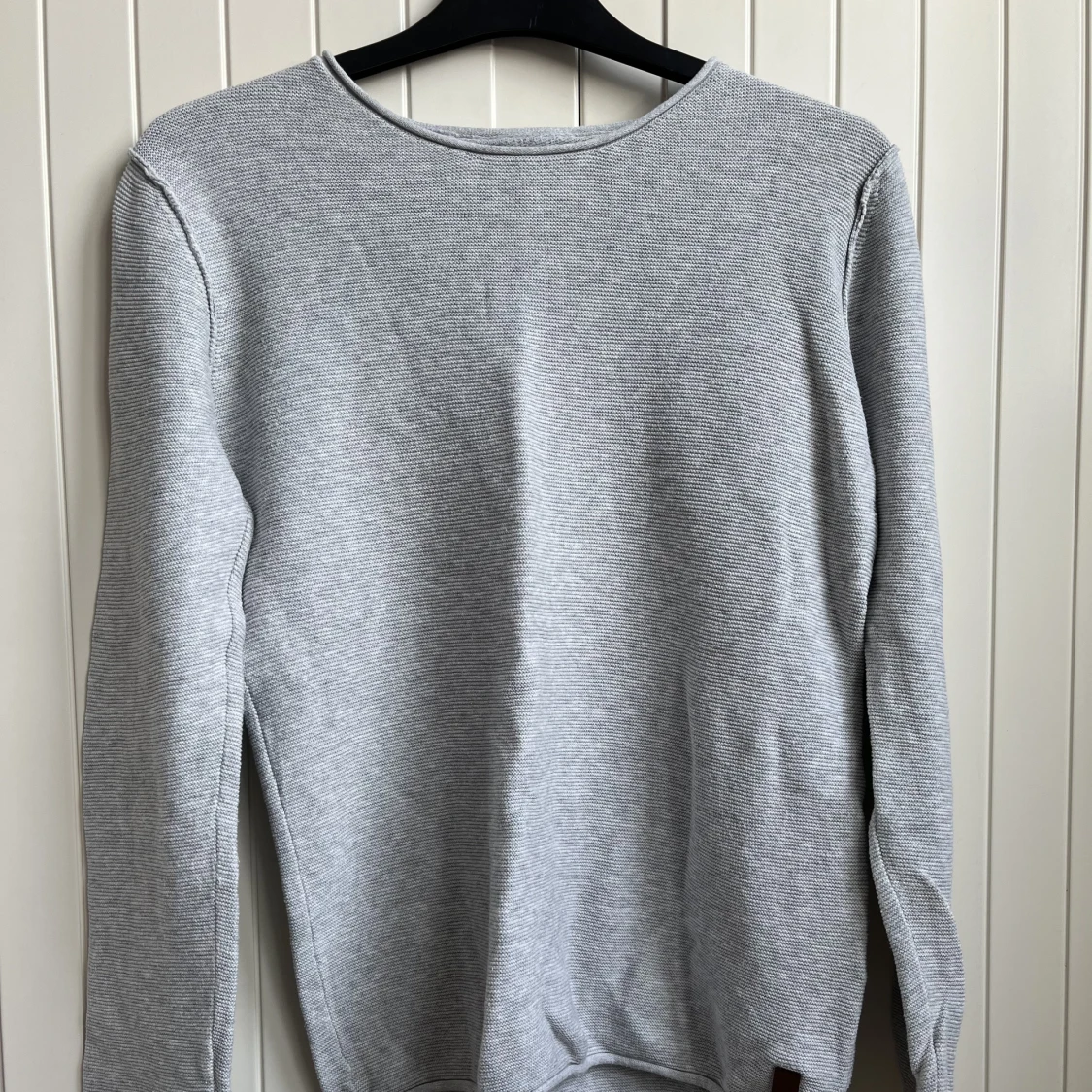 Grå stickadtröja