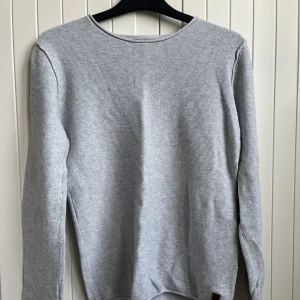 Grå stickadtröja - Säljer en grå stickad tröja från Lager 157 i bra skick🌟