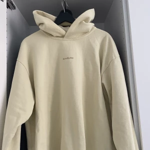 Acne hoodie - Säljer den här superfina Acne hoodien för 1500kr. Köpt i somras så använt ett fåtal gånger så skicket är som nytt! Nypris 4000kr. Storleken är XS men det är en oversized modell. Färgen är beige/ljusgul. 