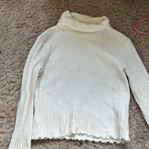 Långärmad vit tröja - Mjukt material, använd ett antal gånger, men fortfarande i ganska fint skick. 