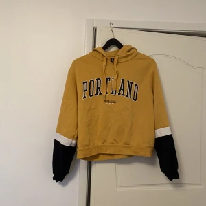 Portland hoodie från H&M - Fin divided hoodie från H&M. Knappt använd. Senaps gul färg