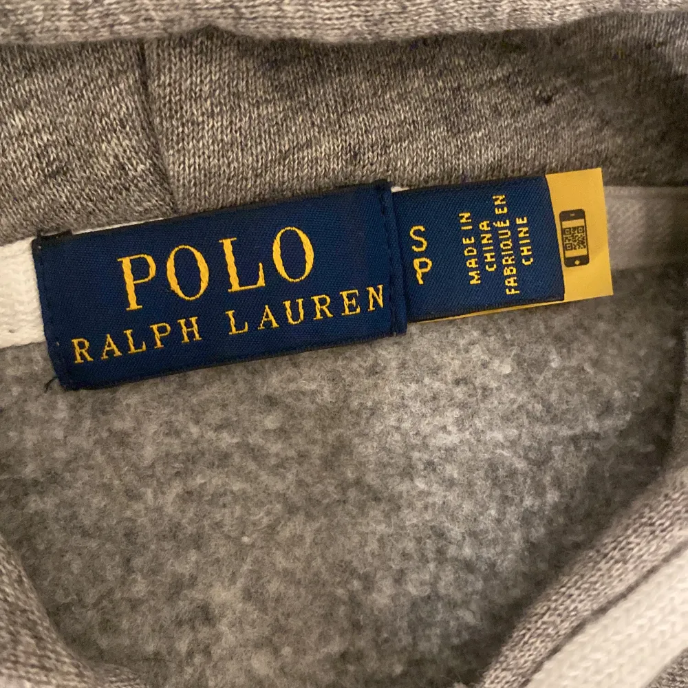 Säljer nu min Ralph Lauren zip hoodie i storlek S. Helt ny. Fick i present. Säljer pga att jag inte använder den.. Hoodies.