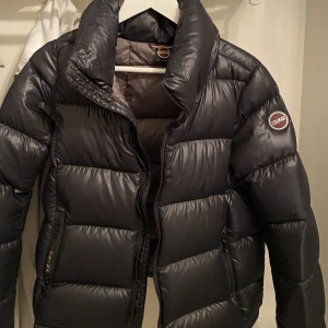 Colmar jacka - Hej köpte nydligen denhär fina jackan på plick men blev tyvärr för liten, bra skick finns en liten defekt men inget som syns, där av priset men i hel het väldigt fin jacka💗 Är i stolek 40 men är som en S. 