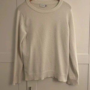 Vit stickad tröja - Superfin vit stickad tröja från Vila! Säljes pågrund av för stor storlek💓 Är lite nopprig, men inget man märker av🤩 Säljes för 200kr plus frakt, pris går att diskutera🥰